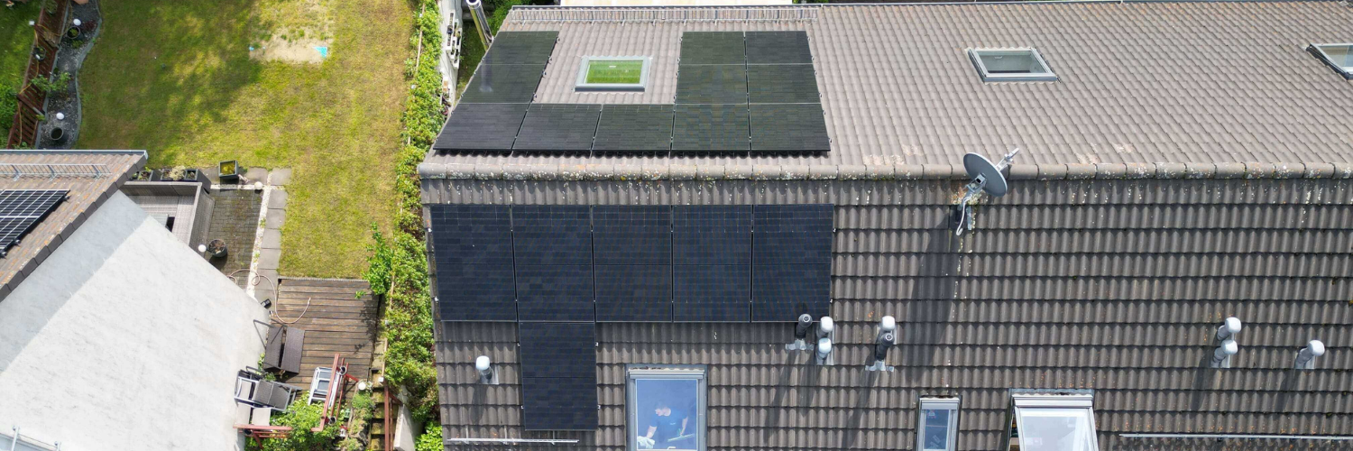 14 Solarmodule auf zwei Dachseiten eines Reihenendhauses.