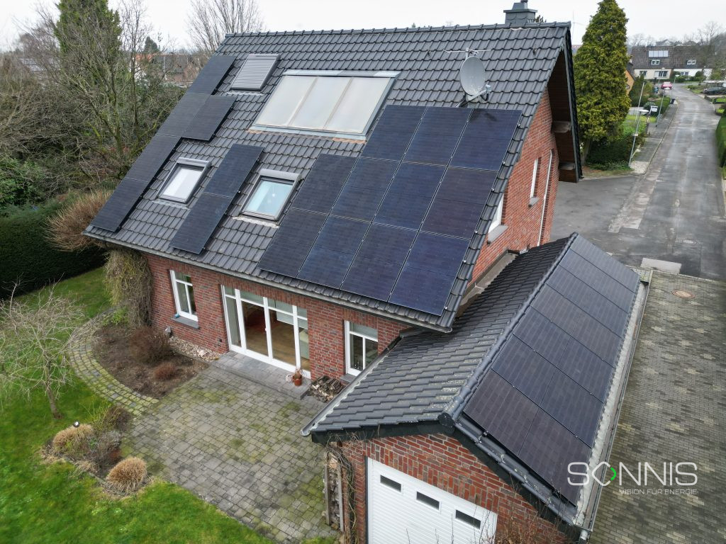 Ansicht der Rückseite eines Wohnhauses mit Solarenergieanlage auf dem Dach