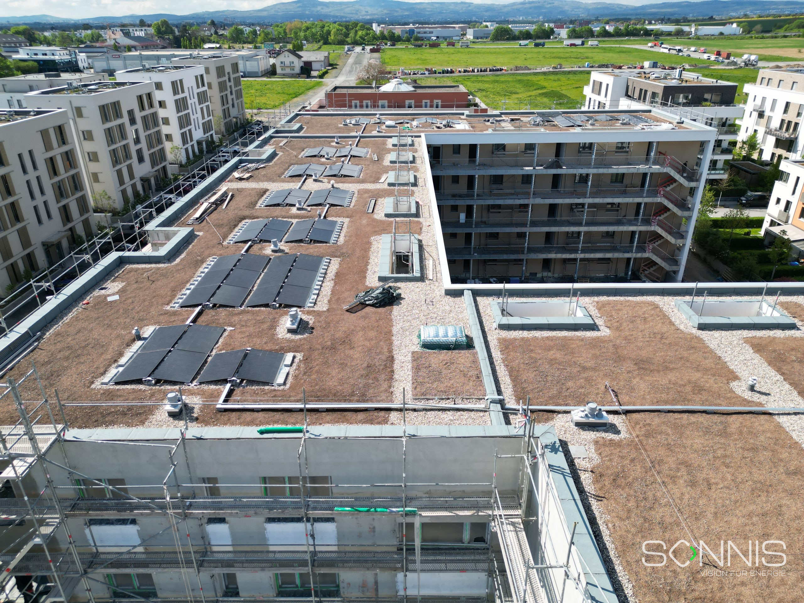 Blick von oben auf ein Gewerbegebäude in Bad Vilbel, das Sonnenenergie durch Solarmodule nutzt