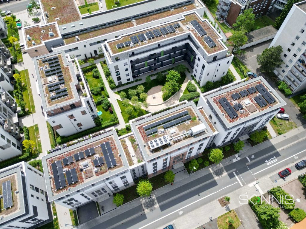 Photovoltaikanlage auf Gebäuden mit Grünbedachung.