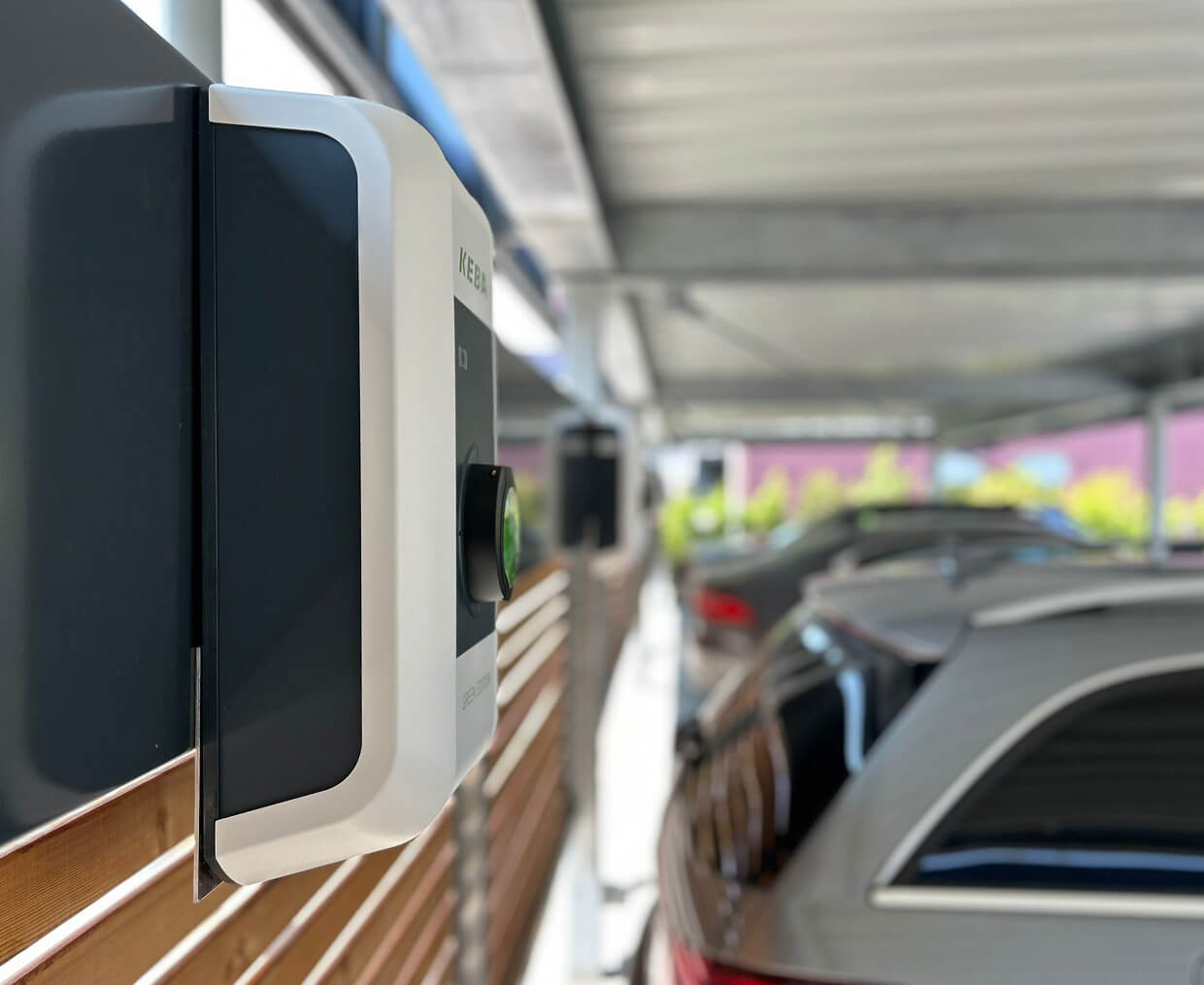 Carport mit Ladestationen und Fahrzeugen