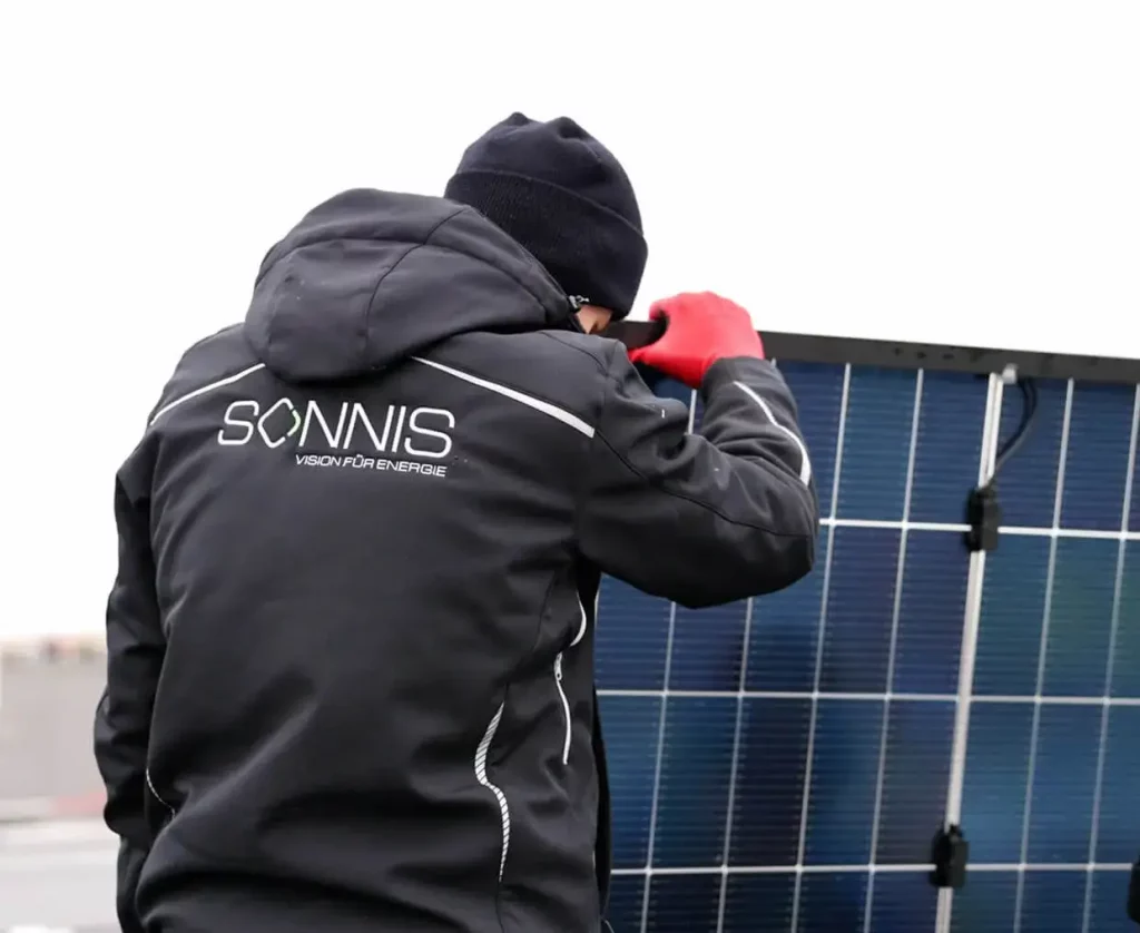 Photovoltaik für Gewerbe – Monteur mit Solarmodul