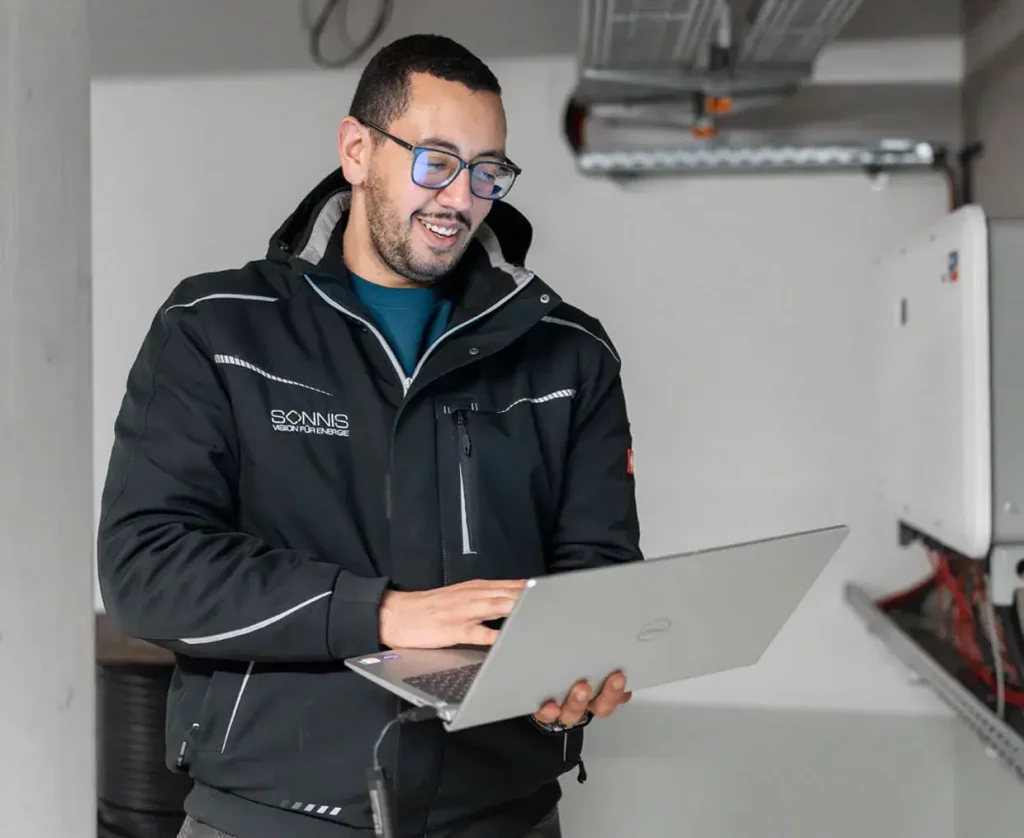 Photovoltaik für Gewerbe – Support-Mitarbeiter