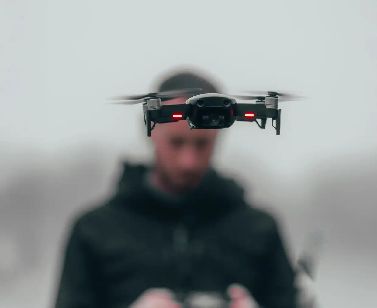 Projektmanager nutzt Drohne für PV-Projekt