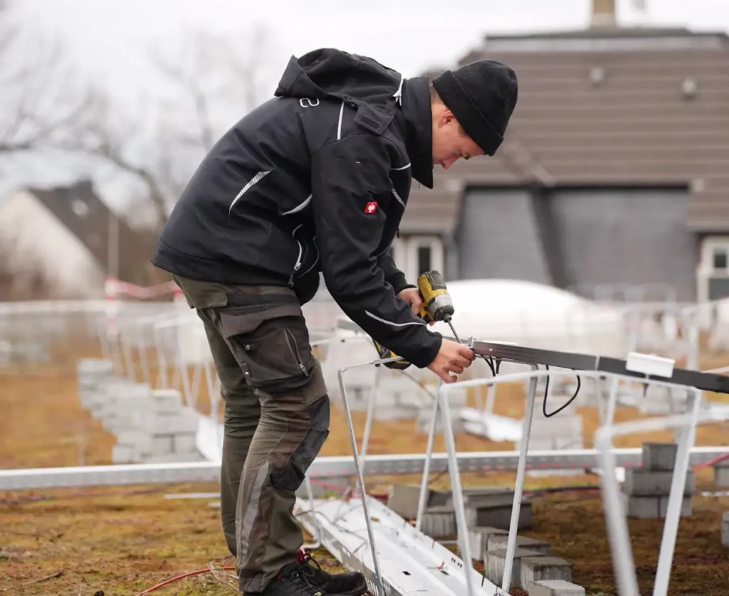 Monteur installiert Solarmodul