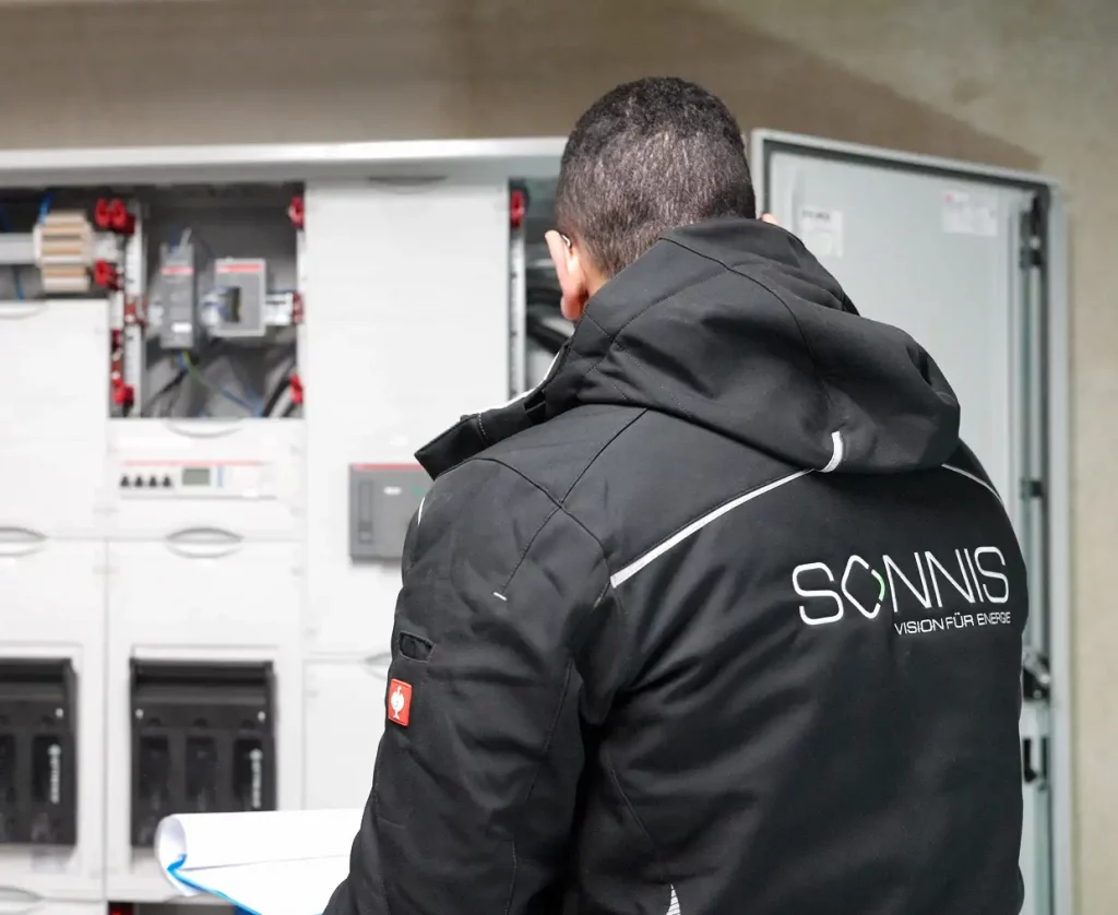 Projektmanager führt Wartung einer PV-Anlage durch