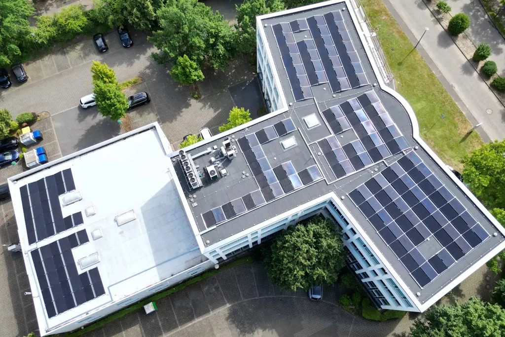 Gewerbe Photovoltaik: Drohnenaufnahme einer Solaranlage für Gewerbe