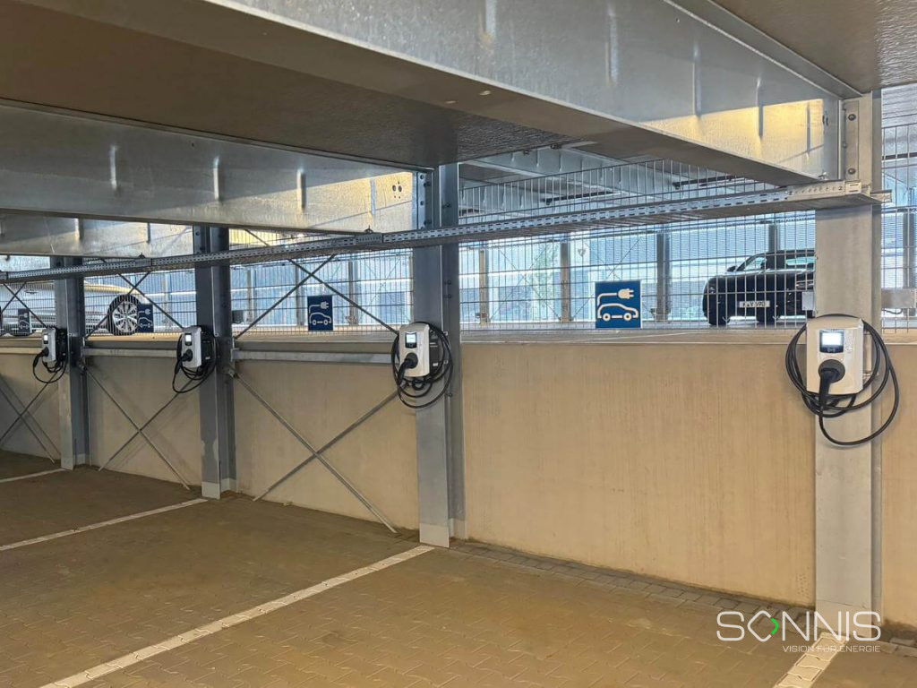 Ladeinfrastruktur mit Wallboxen in Parkhaus