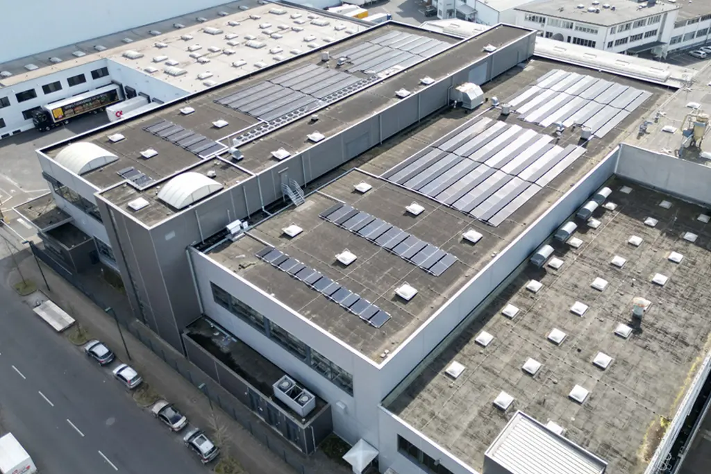 Photovoltaik für Industrie: Drohnenaufnahme einer Solaranlage für Gewerbe