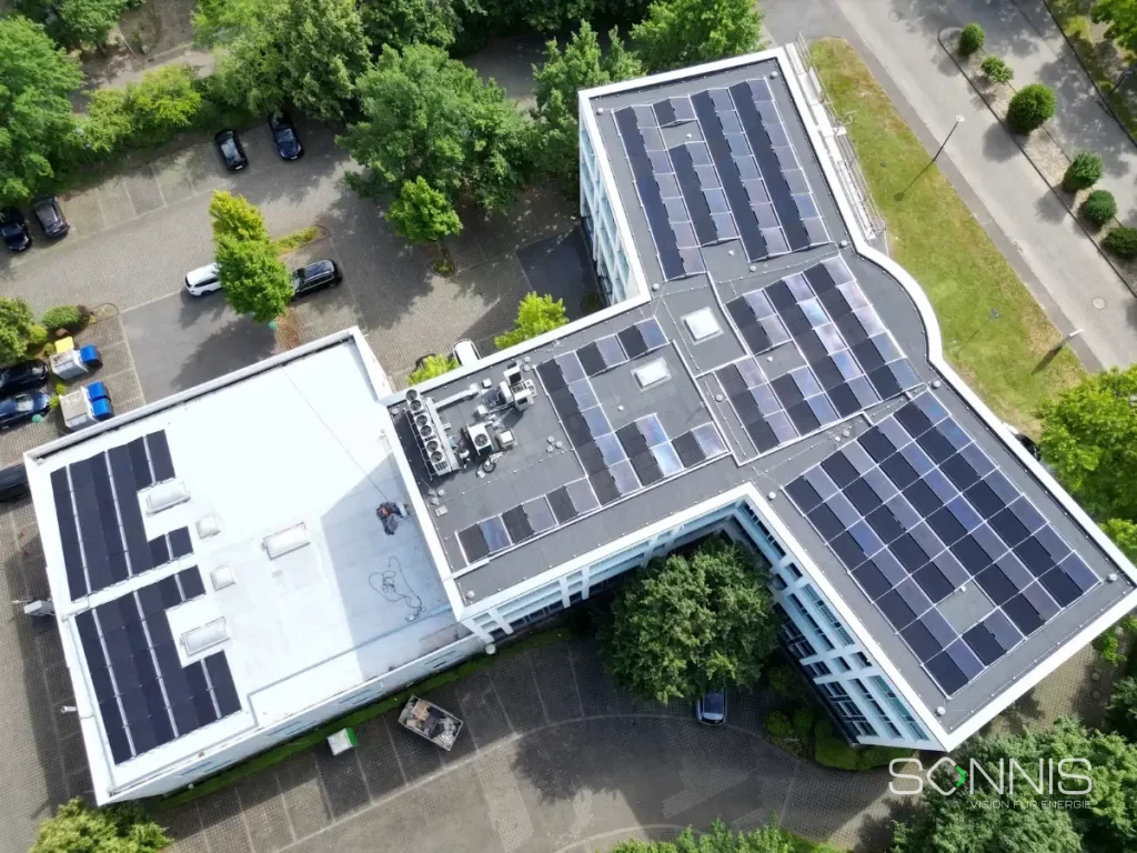 Luftaufnahme der 100 kWp Photovoltaikanlage auf einem Gewerbegebäude in Krefeld, installiert von Sonnis Energy.
