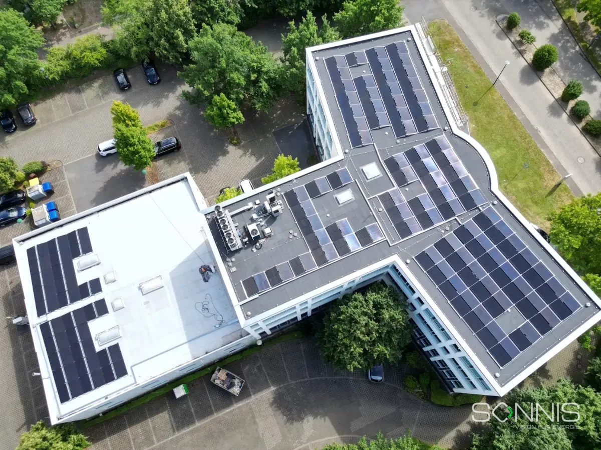 Luftaufnahme der 100 kWp Photovoltaikanlage auf einem Gewerbegebäude in Krefeld, installiert von Sonnis Energy.