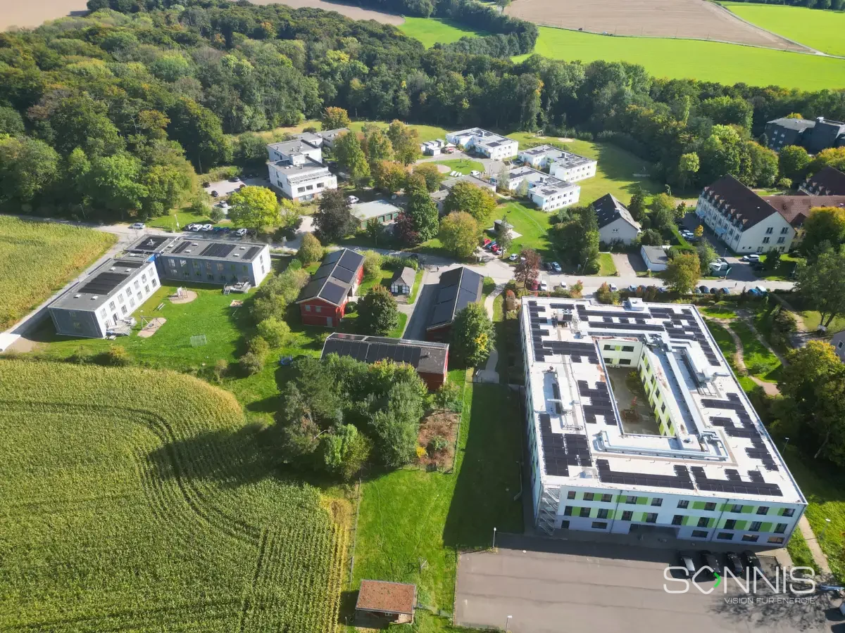 Luftaufnahme einer 430 kWp Photovoltaikanlage auf mehreren Gebäuden einer sozialen Einrichtung in Wülfrath, umgesetzt von Sonnis Energy.