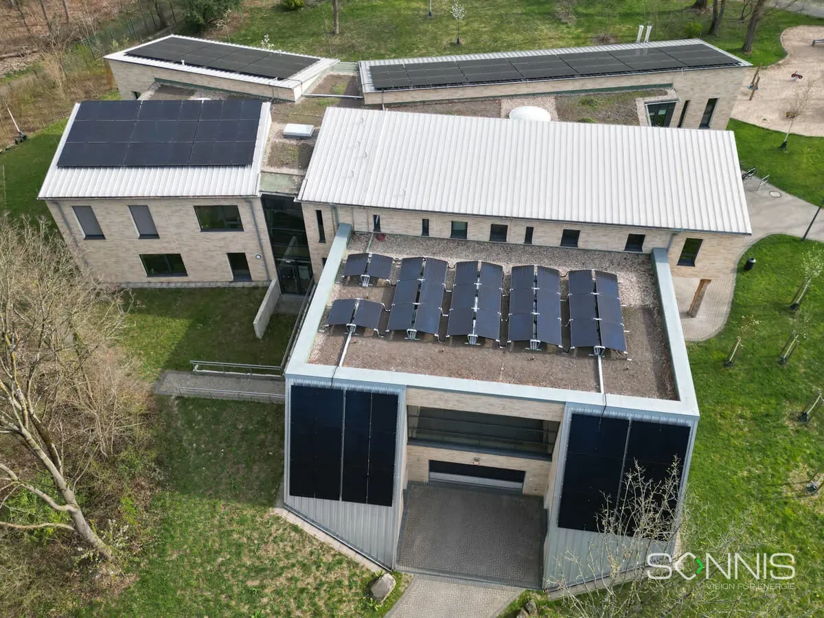 Optimale Flächennutzung: Photovoltaikanlage verteilt auf mehreren Gebäuden