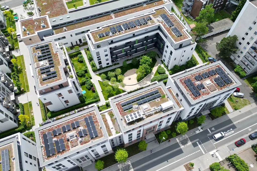 Modernes Wohnquartier mit Photovoltaikanlagen auf den Flachdächern zur Umsetzung eines Mieterstrommodells.