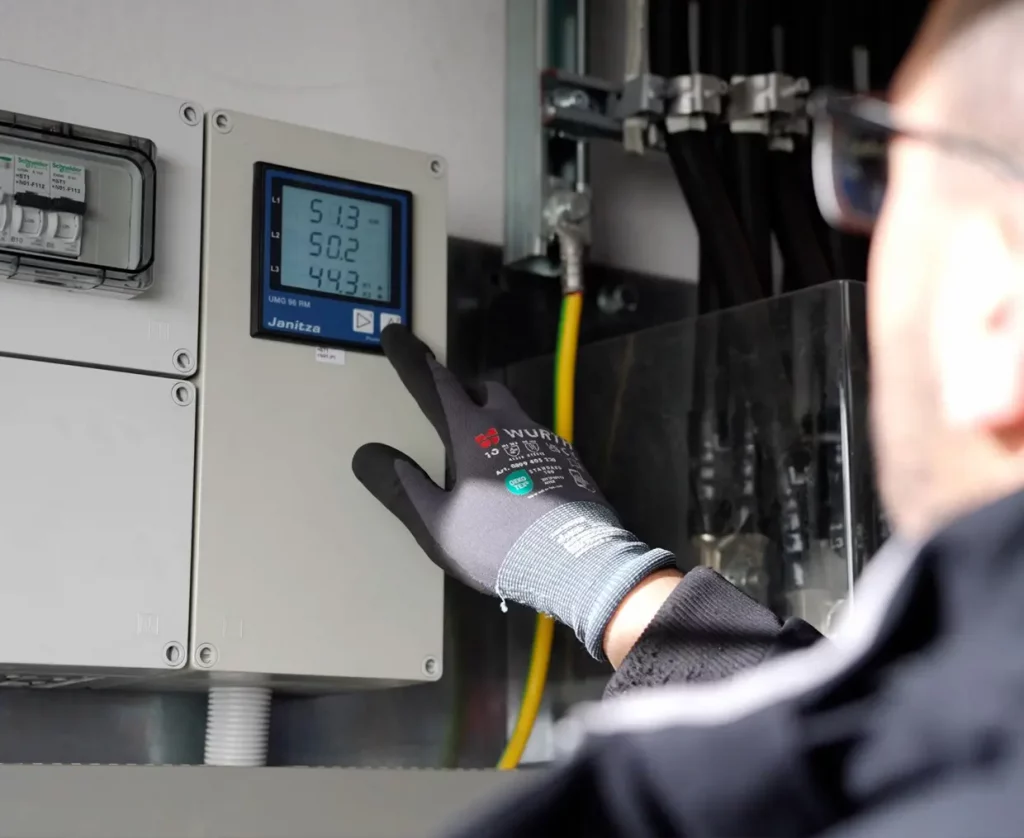 Elektriker arbeitet an Photovoltaikanlage