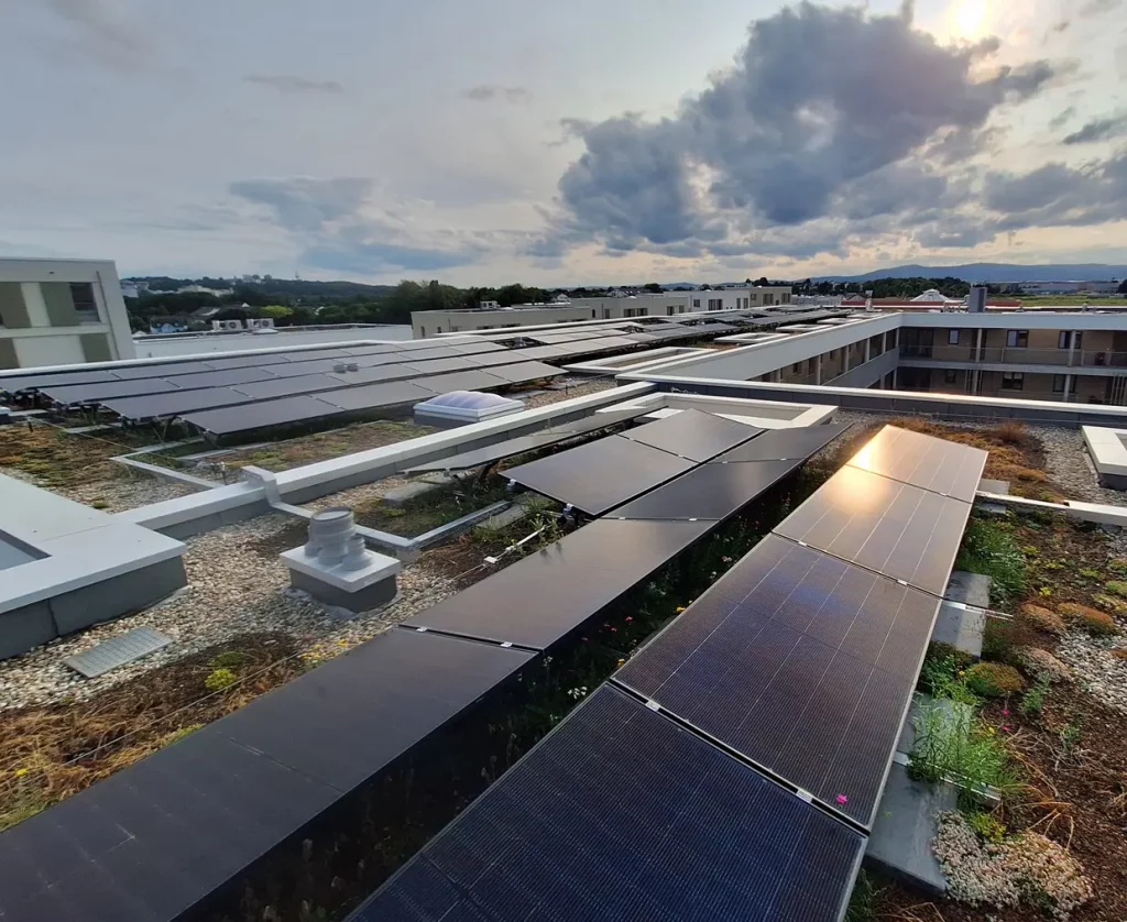 Photovoltaikanlage auf Mehrfamilienhaus