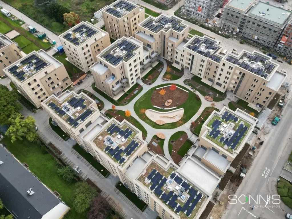 Drohnenaufnahme einer PV-Quartierslösung