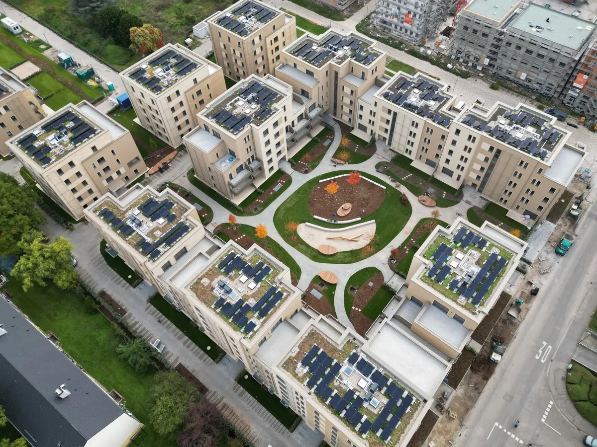 Drohnenaufnahme einer PV-Quartierslösung