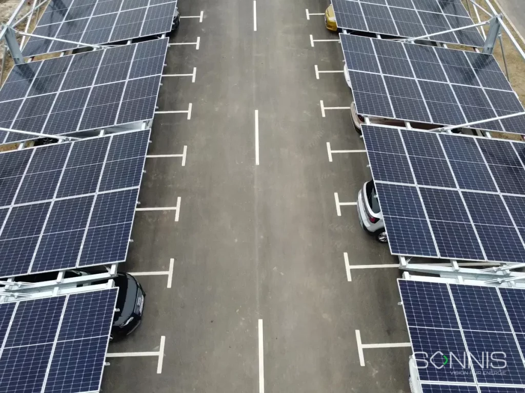 Drohnenaufnahme eines 152 kWp Solar-Carports