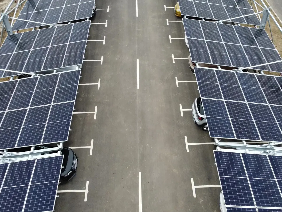 Drohnenaufnahme eines 152 kWp Solar-Carports