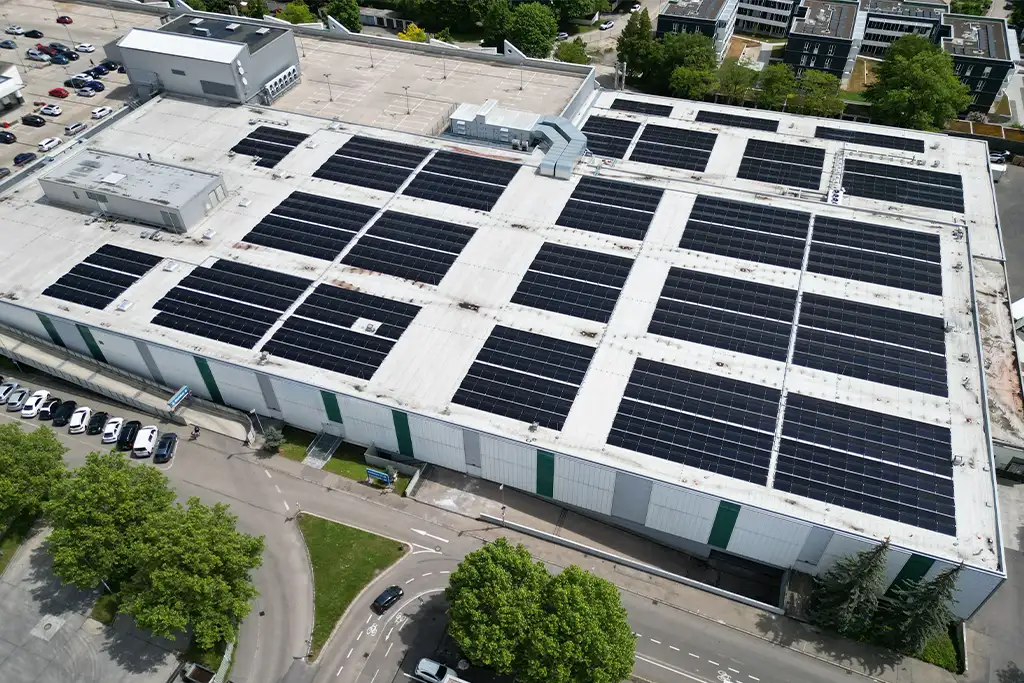 Negative Strompreise bei PV-Anlagen | Photovoltaikanlage auf Gewerbedach