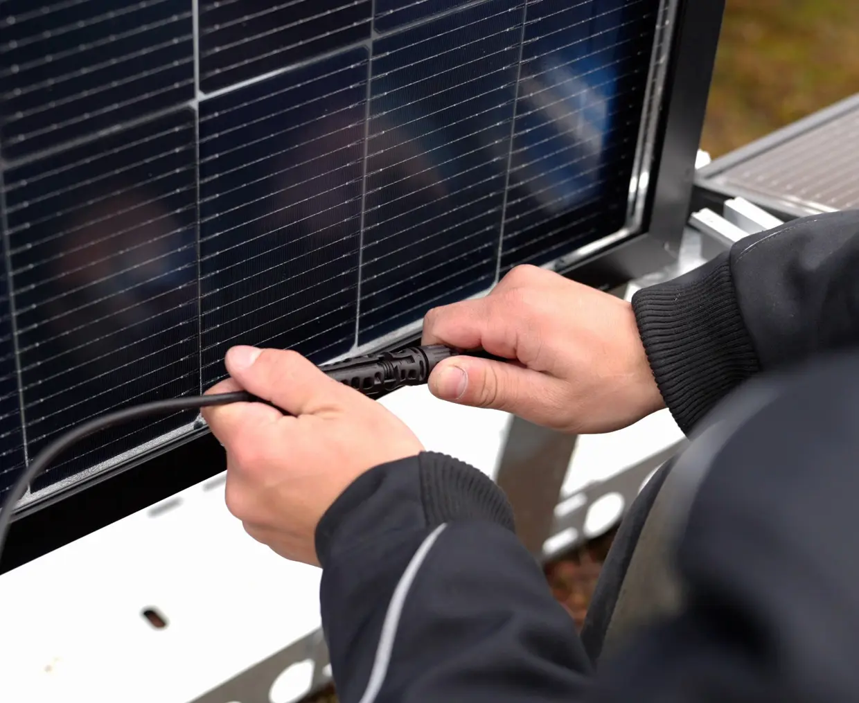 Sichtprüfung der Verkabelung eines Solarmoduls – Ü20-Anlagen