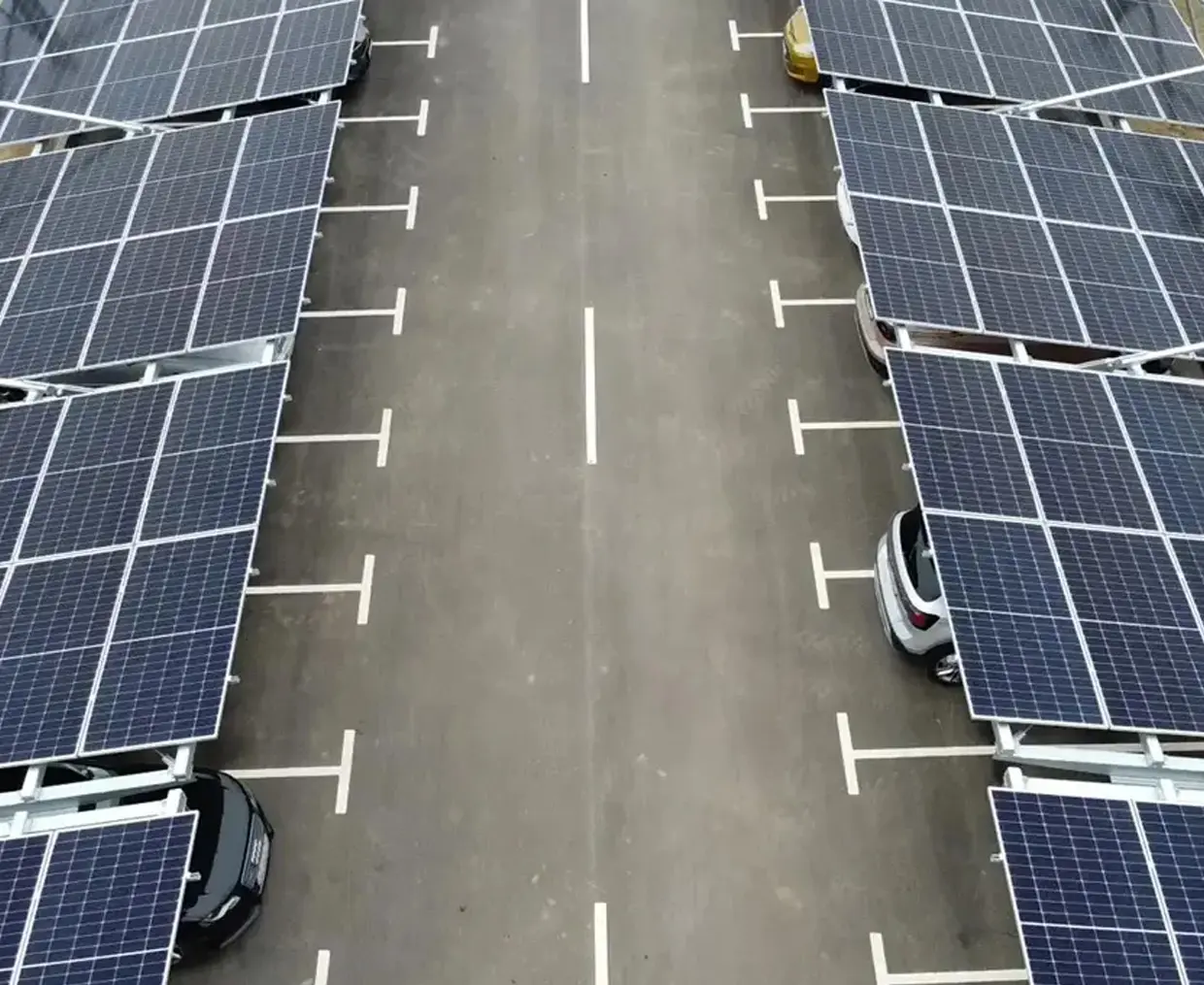 Drohnenaufnahme eines Solar-Carports – Ladeinfrastruktur für Unternehmen