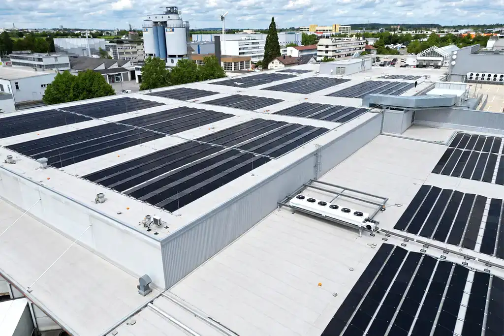 Redispatch 2.0: Gewerbliche Photovoltaikanlage auf einem großen Industriedach