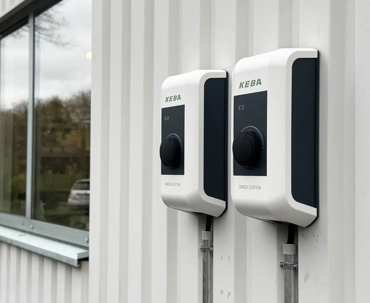 Ladepunkte an Hauswand – Ladeinfrastruktur für Unternehmen